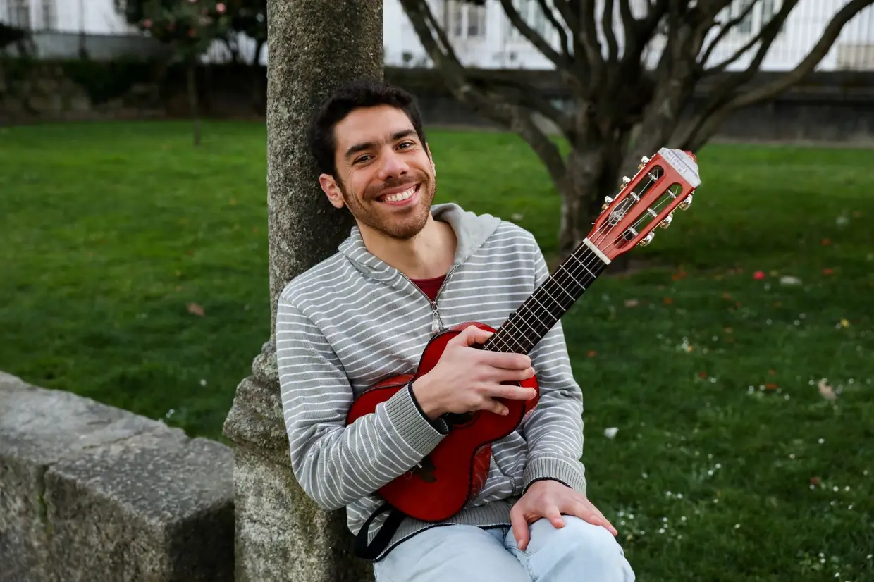 Luca Argel trocou o Rio de Janeiro pelo Porto para fazer um mestrado em Literatura. Acabou por se dedicar à música e à poesia, tanto em nome próprio como em diversos grupos de samba