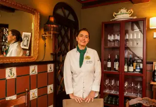 Às iguarias da cozinha tradicional portuguesa, Paula Peliteiro, atual proprietária e chefe de cozinha, acrescentou alguns pratos criativos com a sua assinatura