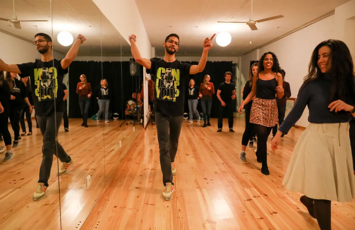 O carioca Michel Oliveira dá aulas de samba de gafieira na escola Dois Pra Cá