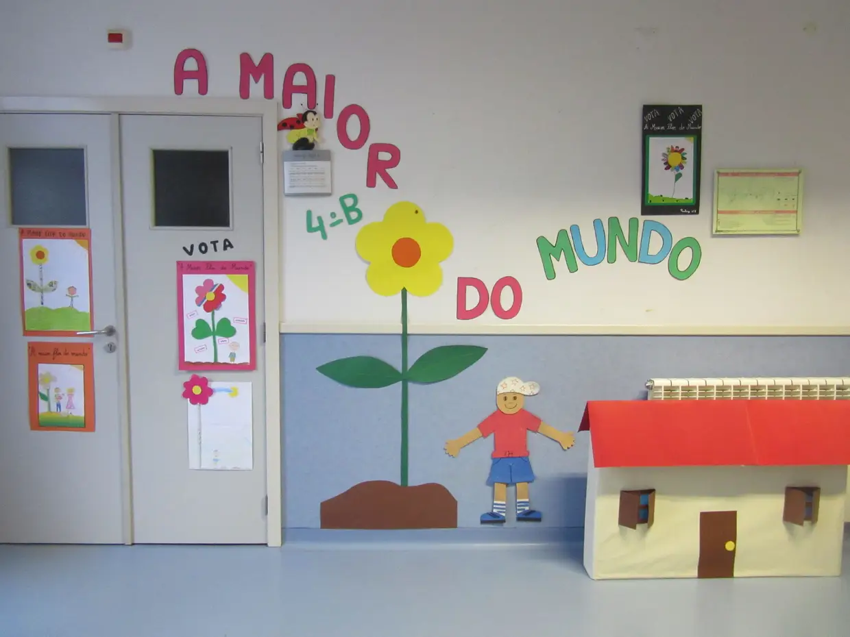 A escola foi toda decorada: havia flores por todo o lado