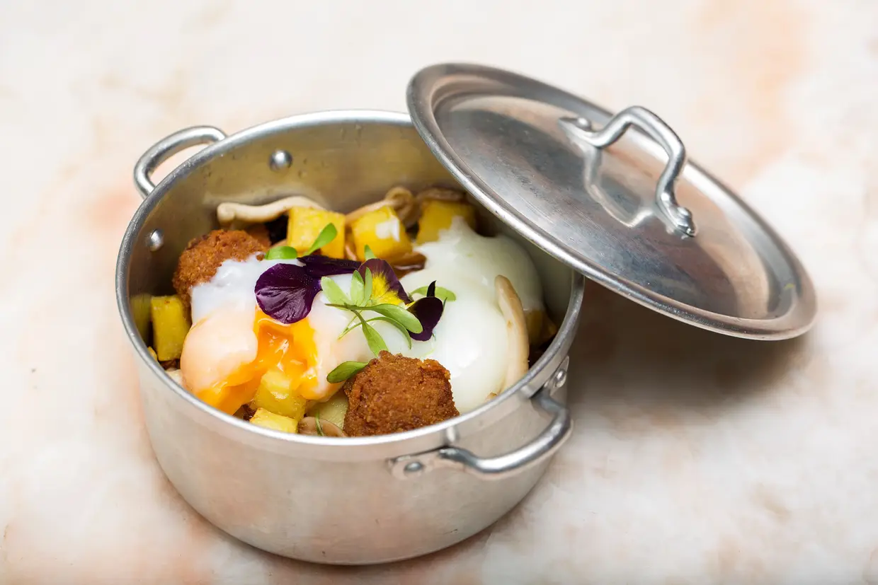 Ovos revoltados: batata ao cubo, ovo a baixa temperatura, cogumelos, crocantes de farinheira e azeite de trufa