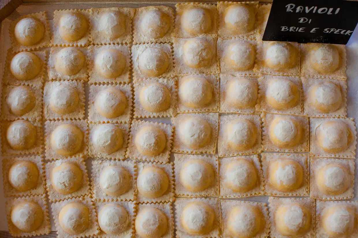 Se a carbonara ou os ravioli de ricota e spinaci nunca saem da ementa, há dias em que Romina Lamassa gosta de variar, como estes ravioli de brie e speck