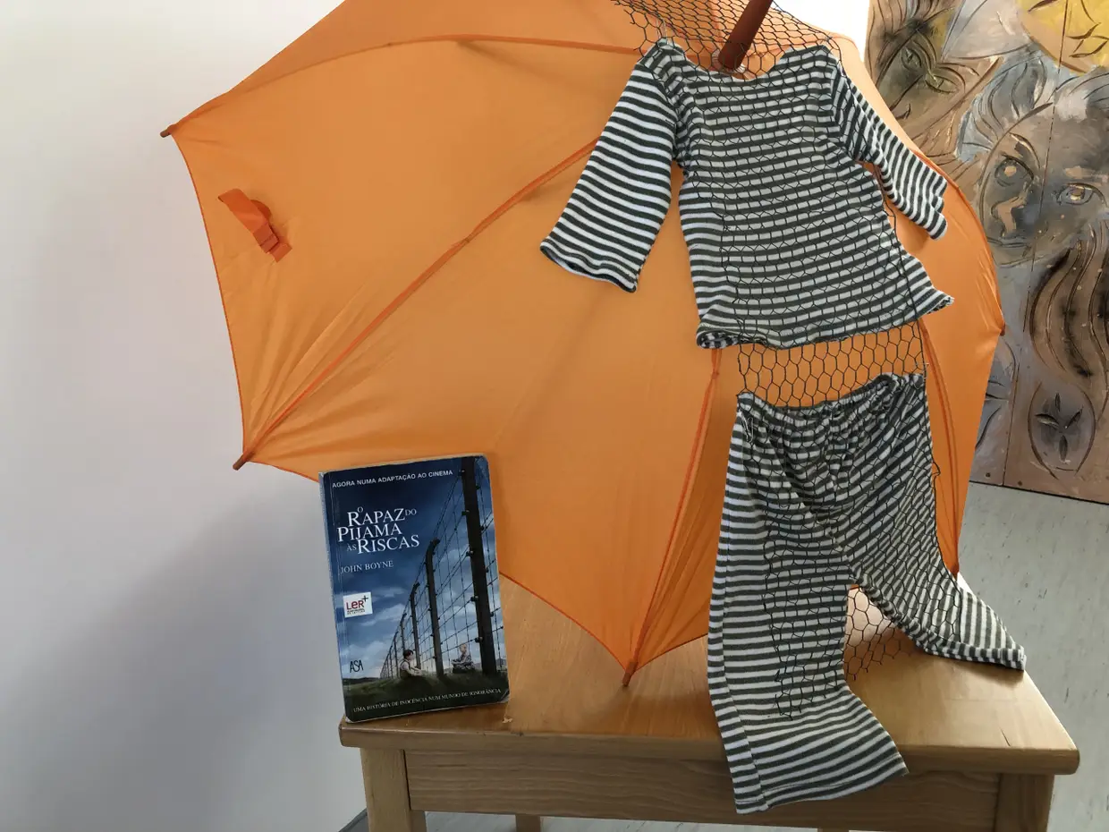 Uma instalação alusiva ao livro «O Rapaz do Pijama às Riscas»