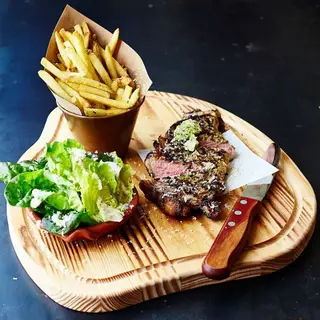 No Jamie's Italian sugere-se o bife da vazia grelhado, servido com manteiga de alho e ervas, rabano fresco ralado, coração de alface roxa e batatas fritas funky