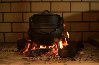 No Elemento, no Porto, tudo é feito no calor das brasas, seja no forno seja na grelha