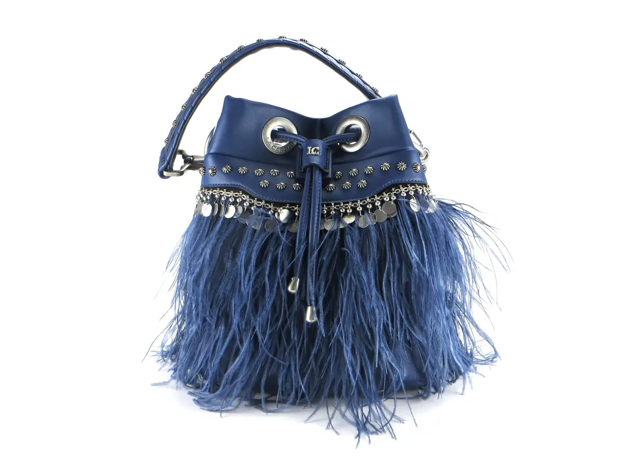 Em ecopele e plumas, La Carrie, €267,50