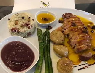 Magret de pato à Papa-Figos com redução de laranja e figo, puré de pera bêbada e arroz de chouriço e cogumelos