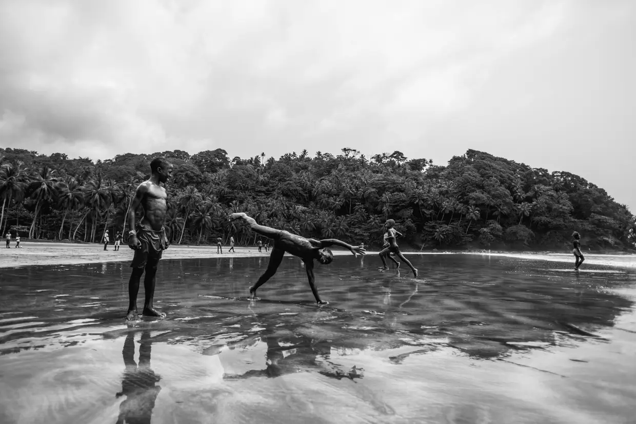 Nestas terras africanas junto à costa, a infância é passada a brincar na praia e a aprender a arte da pesca. São Tomé, São Tomé e Príncipe