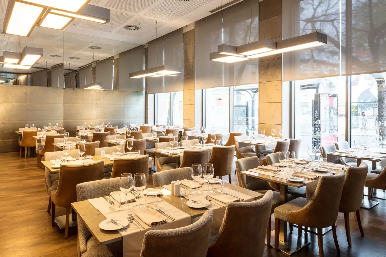 Além do serviço à carta, o restaurante Viva Lisboa tem um menu de degustação (€45) e um menu executivo (€13,50), este último servido de segunda a sexta, à hora de almoço