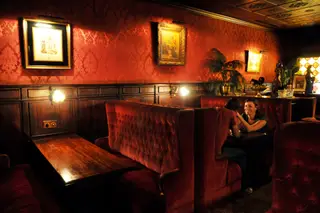 O mobiliário do Old Vic, aberto em 1982, veio de Inglaterra, incluindo o bar, desmontado em contentores. Ali, os cocktails são especiais, como o que leva o nome da casa, um long drink feito com natas, gin, Pisang Ambon e sumos de laranja, limão e ananás