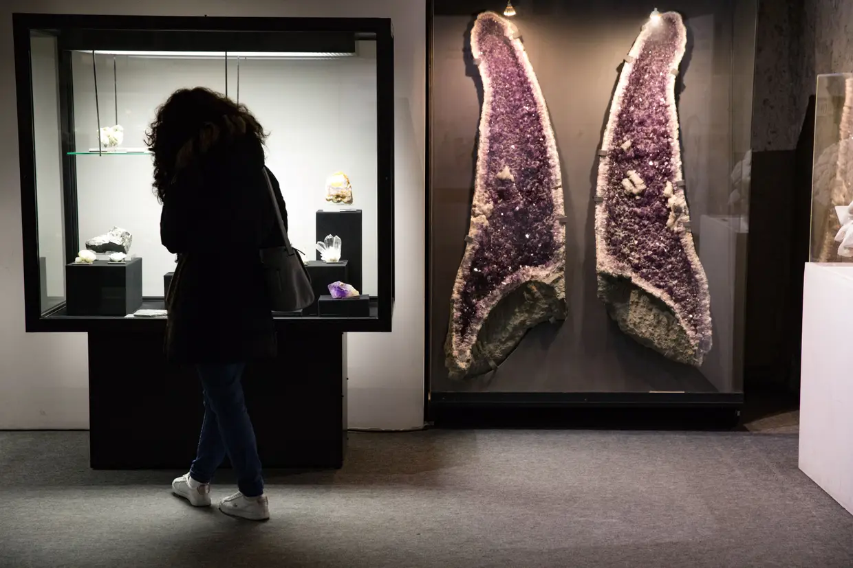 A exposição Minerais: Identificar, Classificar reúne uma grande variedade de minerais, de formas, cores e brilhos diferentes