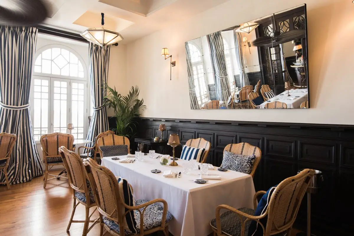 O restaurante Grand Salon, no primeiro piso do hotel, está aberto a não hóspedes e aconselha-se reserva