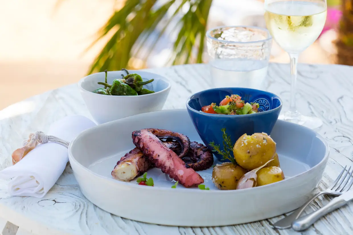 Polvo da nossa grelha ao carvão, batata a murro, pimentos padrón, é um dos pratos da carta no Beach Club