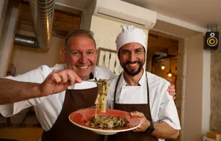 Os italianos Claudio e Andrea Pulcini, pai e filho, abriram o La Fontana, juntamente com o, também italiano, Luca Domino