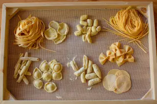 O tagliatelle, o pappardelle, o spaghetti e os ravioli fazem parte da ementa fixa do restaurante de massa fresca Lamassa, no Estoril, apelido da sua proprietária, Romina, italiana nascida na Apúlia