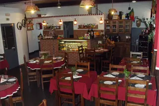 O nome homenageia o antigo e conceituado restaurante Coruja, que faz parte da história da vila