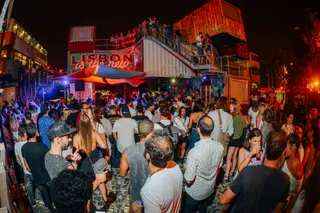 O Village Underground Lisboa celebra este sábado, 11, o seu quinto aniversário. A festa começa às 12 horas e estende-se até às seis da manhã