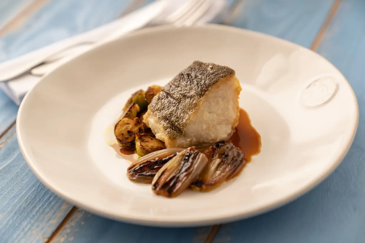 Bacalhau com couves de bruxelas, chalotas e molho de galinha assada