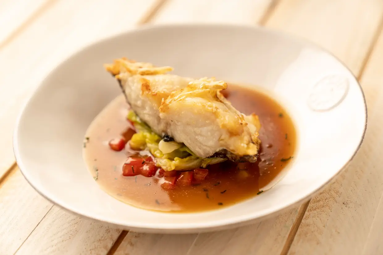 O cachaço do bacalhau, uma parte não muito usada, servido com couves, estragão e tomate, surpreende pela combinação de sabores