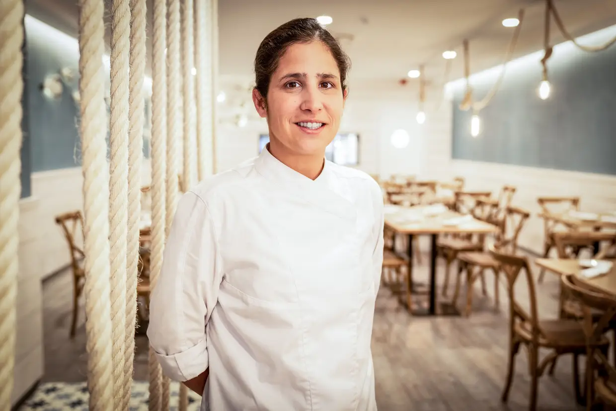 "Fazer uma lista toda a pensar neste produto era um grande desafio", salienta Ana Moura. A chefe iniciou a sua carreira aos 23 anos, no Eleven, onde estagiou e acabou por ficar. Seguiram-se outros restaurantes, como o Arzak, em Espanha, com três Estrelas Michelin, e o Cave 23, do Hotel Torel Palace, em Lisboa. Agora, assume a cozinha do Bacalhoaria Moderna
