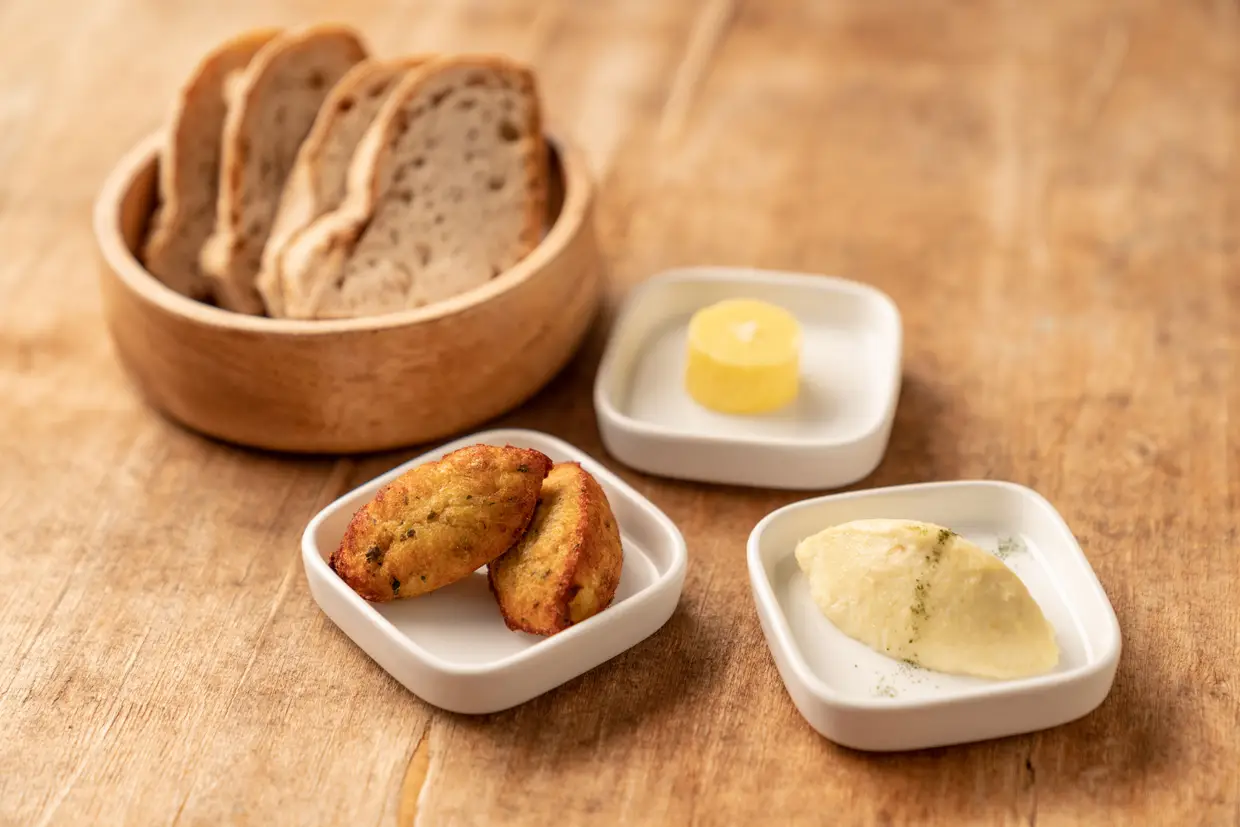 O bacalhau da Islândia, de cura tradicional portuguesa, surge em quase todos os pratos, com diferentes texturas e acompanhamentos. Desde o couvert, servido com o pastel de bacalhau
