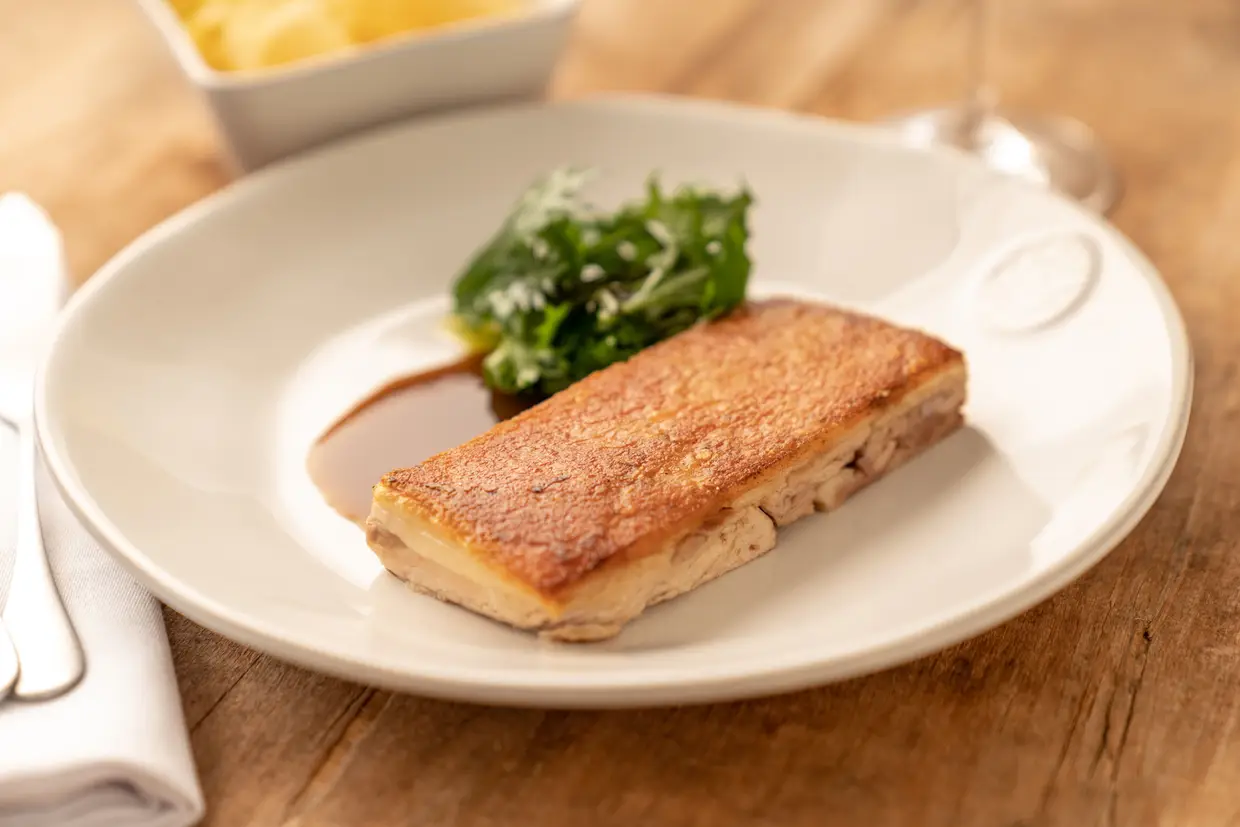 A ementa não esquece os carnívoros, sugere-se o leitão confitado, cozinhado durante 20 horas, com salada e batata frita