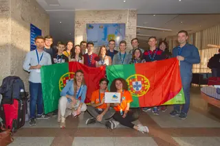 Os 12 alunos da equipa de Portugal com Eugénia Cândido, coordenadora nacional da prova europeia