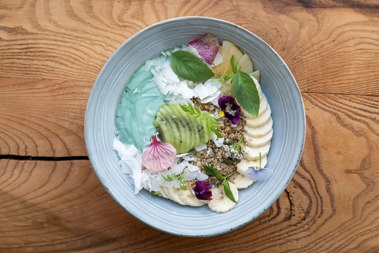 Para trincar ao longo de todo o dia, há ovos mexidos servidos com abacate em pão da Gleba, panquecas, bowls de fruta e cereais e alguns menus de brunch, com opções saudáveis