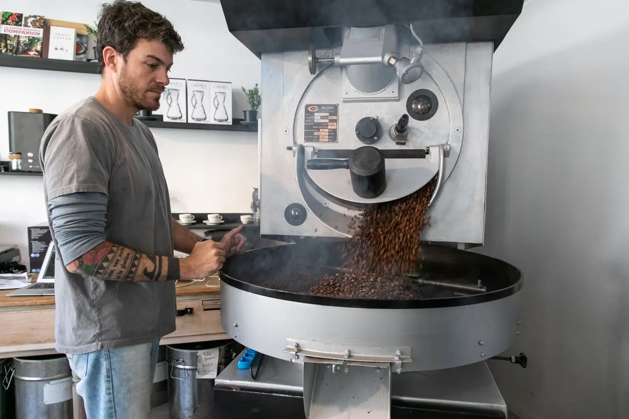 A seleção de lotes e a torra ficam nas mãos do brasileiro Henrique Fay de Morais, head roaster da casa, que trabalhou como barista na Austrália e que agora se dedica a comprar café de diferentes origens