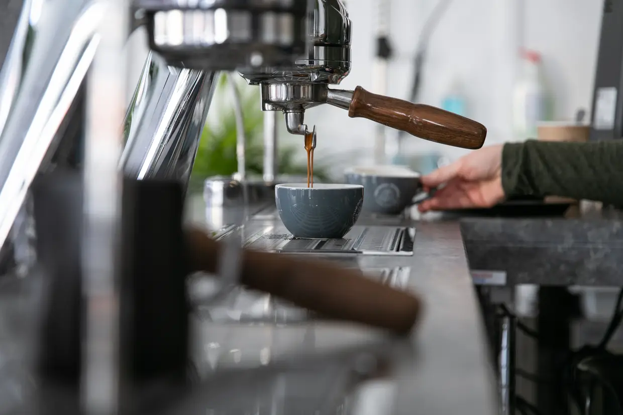 Os baristas da The Royal Rawness têm anos de experiência e trabalham com as máquinas expresso Modbar, da marca italiana La Marzocco