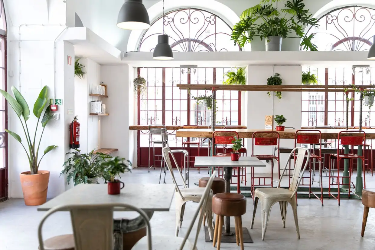 A marca The Royal Rawness foi lançada há um ano, em Marvila, primeiro com uma torrefação instalada num armazém, agora com um café cheio de luz, na praça central do bairro lisboeta