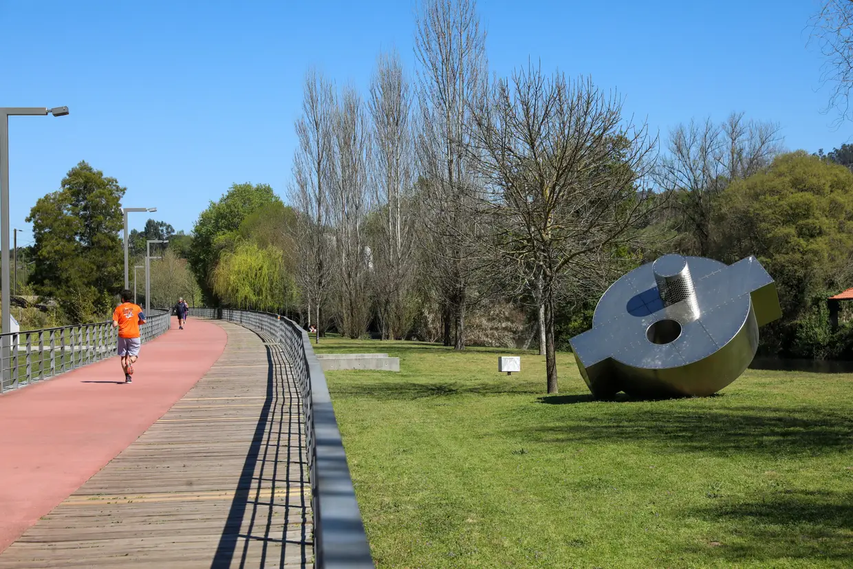 No passeio das margens do Ave, "Piège à Ciel" (2015), de Pierre Marie Lejeune