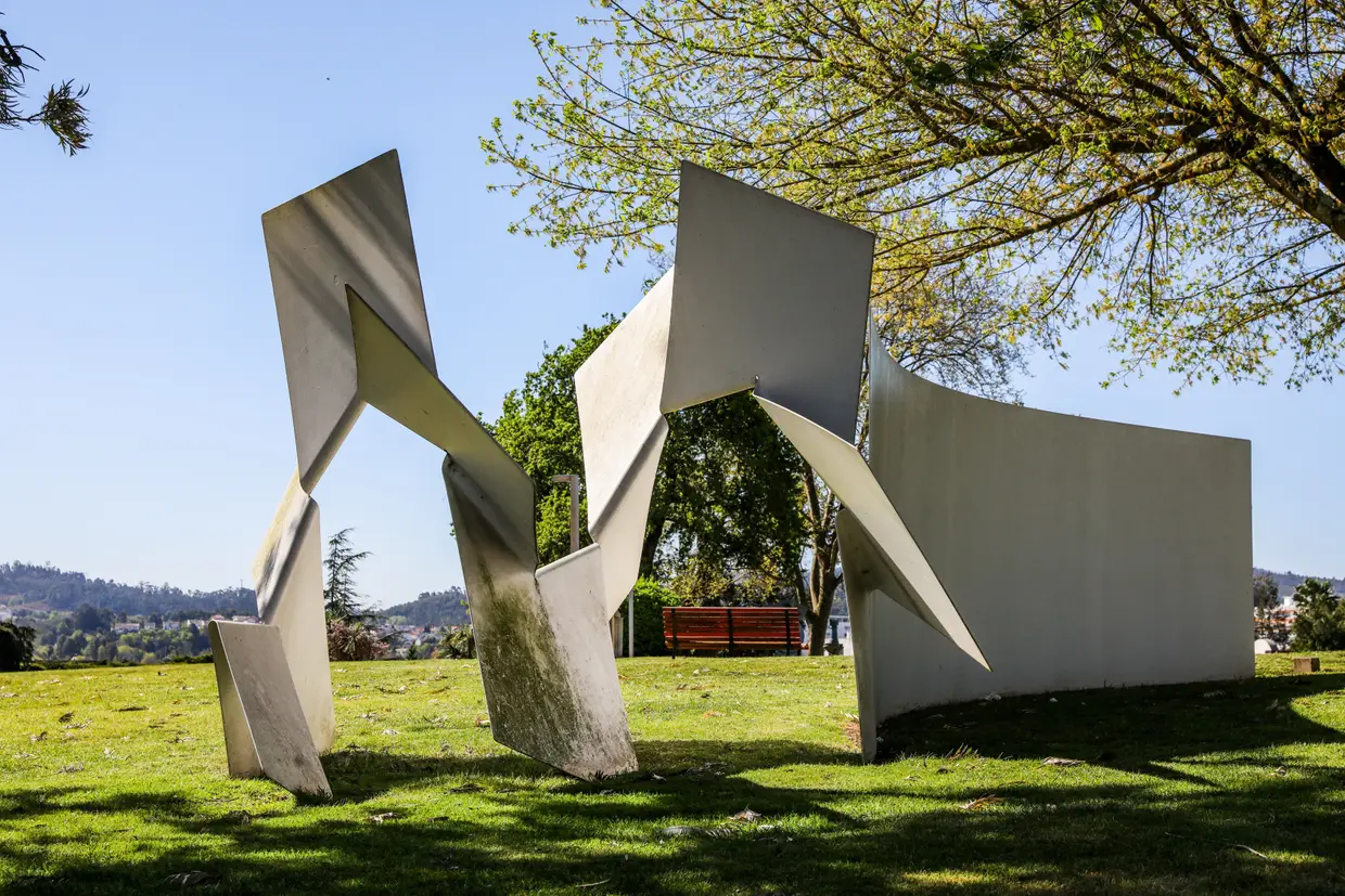 A obra de Ângelo de Sousa, sem título (1996), na Praça do Município