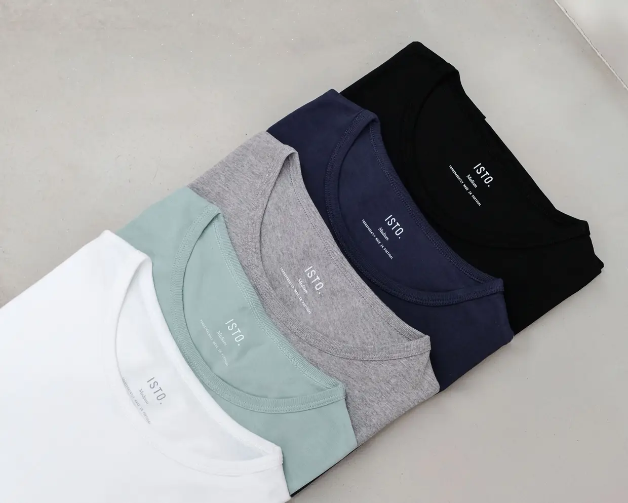 Às t-shirts (oito cores, €28), juntam-se camisas de linho, de flanela e modelo Oxford de algodão, um casaco e as sweatshirts, um saco (€22) e também a linha que criaram para mulher, composta por uma t-shirt básica de algodão e uma camisa de linho