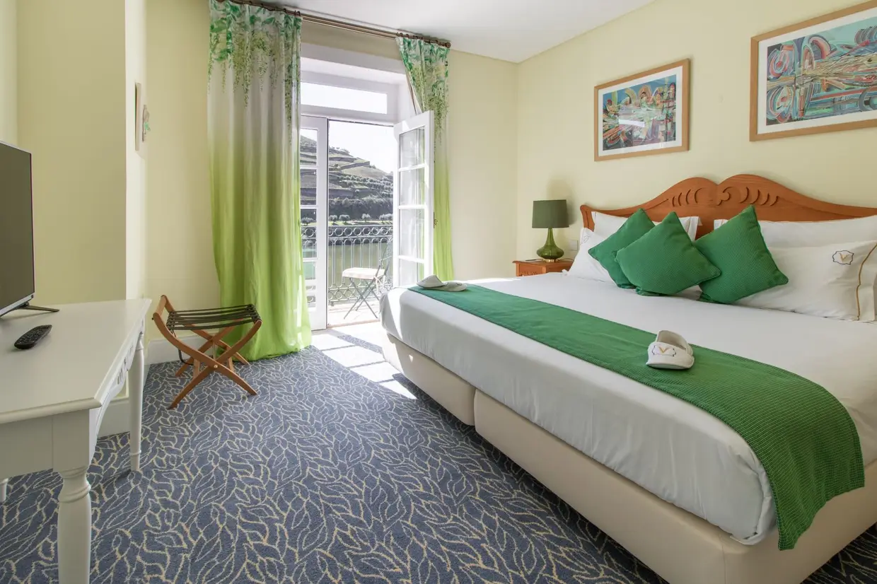 O hotel tem 50 quartos (11 são suítes, sete das quais são master suítes, ideais para famílias), com nomes de castas de vinho: Tinta Barroca, Touriga Nacional, Touriga Francesa e Tinta Roriz
