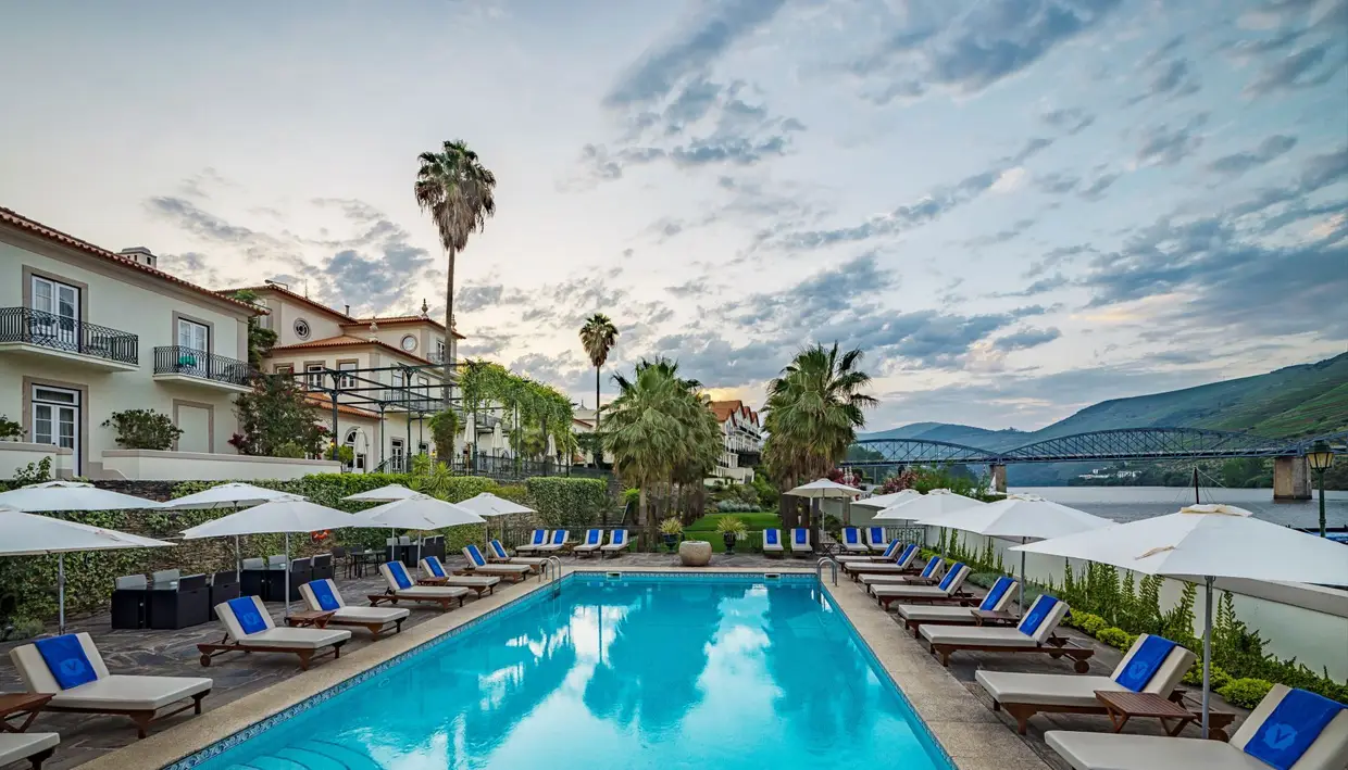 A piscina exterior, com vista para o rio e jardim, conta com um bar de apoio