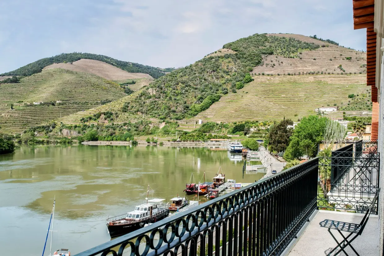 O hotel The Vintage House está virado para o rio Douro, na vila do Pinhão, junto ao cais de embarque e da ponte projetada por Gustave Eiffel no século XIX