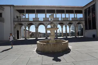 O pátio do Museu Nacional Machado de Castro, em Coimbra, recebe a exposição "CATA.VENTOS cá de Casa"