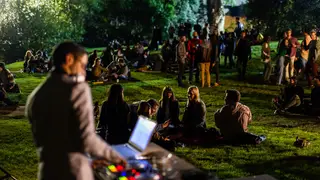 A primeira edição de Noites Modernas, na Fundação Gulbenkian, em Lisboa, inclui um DJ set, entre as 19 horas e meia-noite, na esplanada da cafetaria
