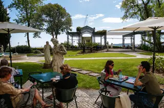 Encerradas as portas do Museu Nacional de Arte Antiga, às 18 horas, a festa faz-se no jardim com esplanada virada ao rio