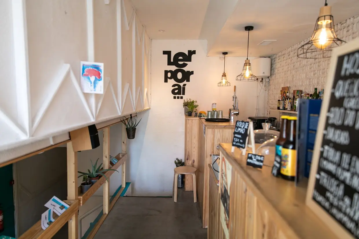 Ao nível da rua, fica o café, onde se preparam refeições leves e petiscos, inspirados em várias latitudes