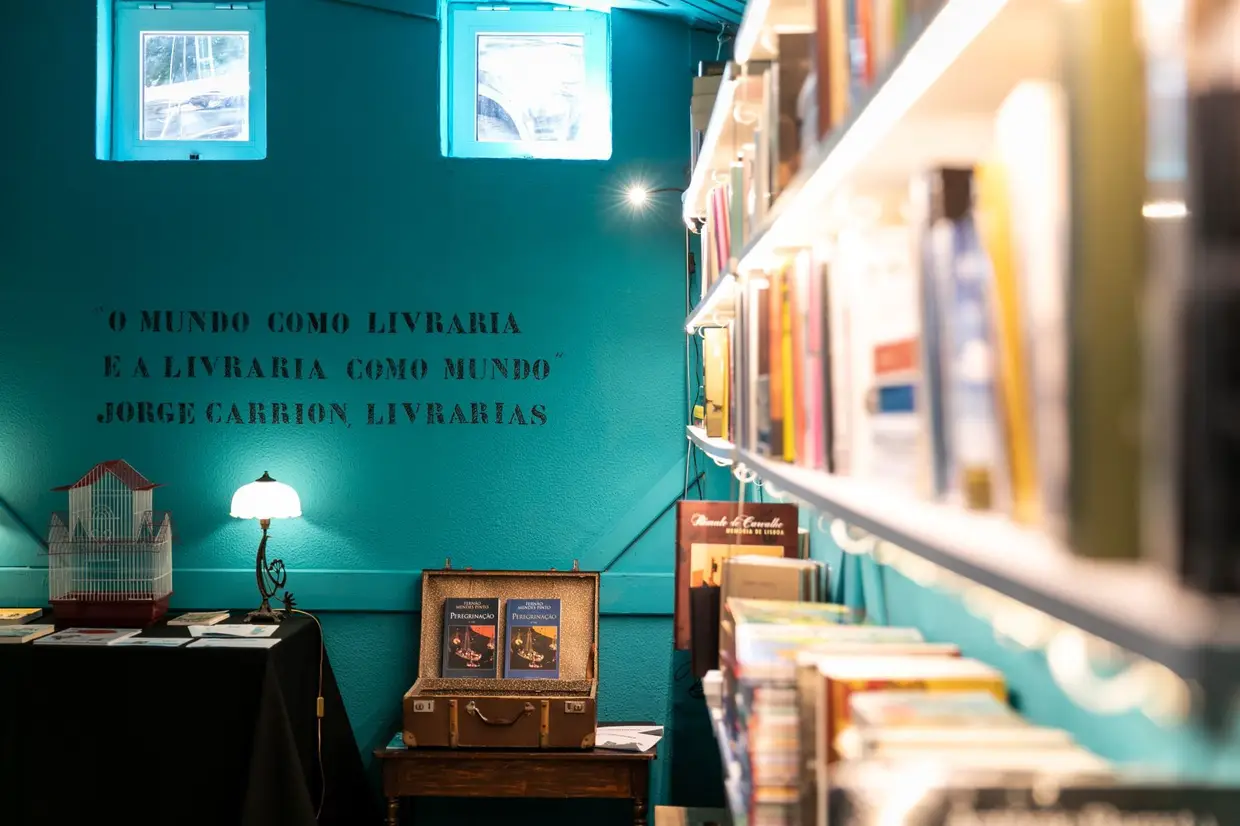 O Ler por aí começou por ser um site, nascido em 2006, "tipo um guia de viagem literário. Em março, no Dia Mundial da Poesia, deu origem a um café-livraria