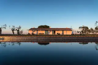 A casa (acomoda sete tem três quartos duplos, cozinha equipada e uma sala comum