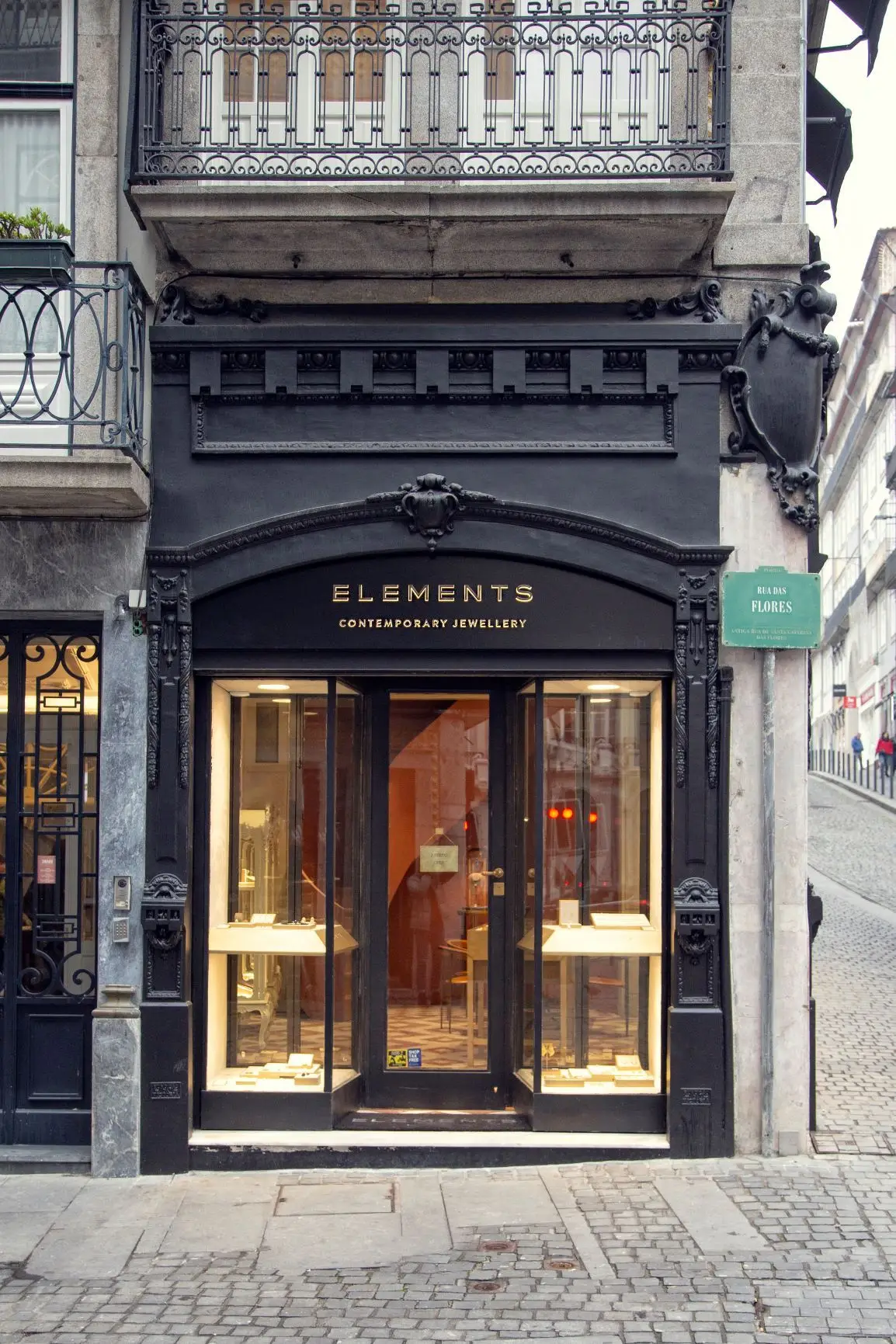 Na Rua das Flores, contam-se pelos dedos de uma mão as ourivesarias que se mantêm – em tempos, eram dezenas –, enquanto outras surgem dedicadas à joalharia contemporânea, como a Elements Contemporany Jewellery