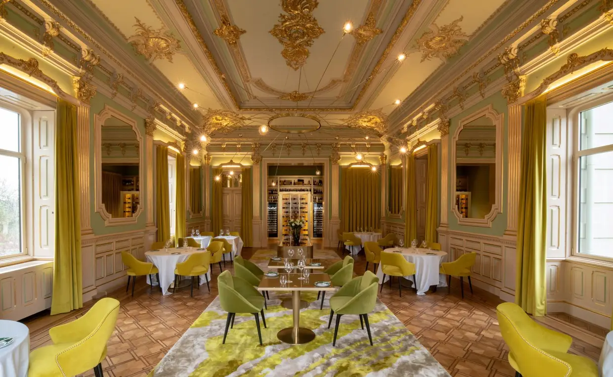 Na decoração, apostou-se nos tons pastel e nude e nas cores verde e castanho, tanto no palacete, de arquitetura clássica, como no novo edifício, de linhas modernas