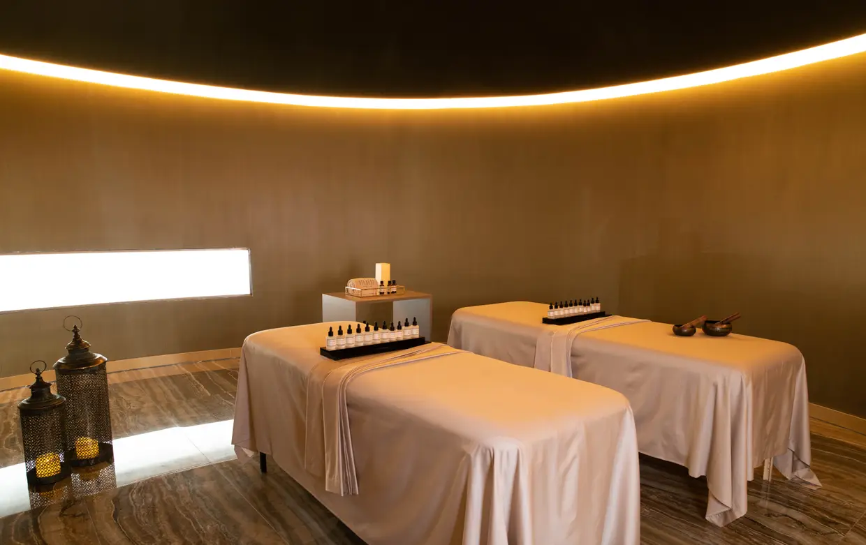 Além da piscina interior e salas de tratamento viradas para o jardim, o hotel tem o primeiro spa em Portugal da marca francesa Maison Codage