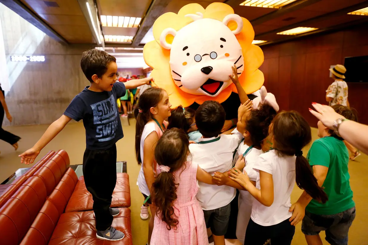 Makaló, a mascote da Malo Clinic, que patrocina esta iniciativa, durante o intervalo