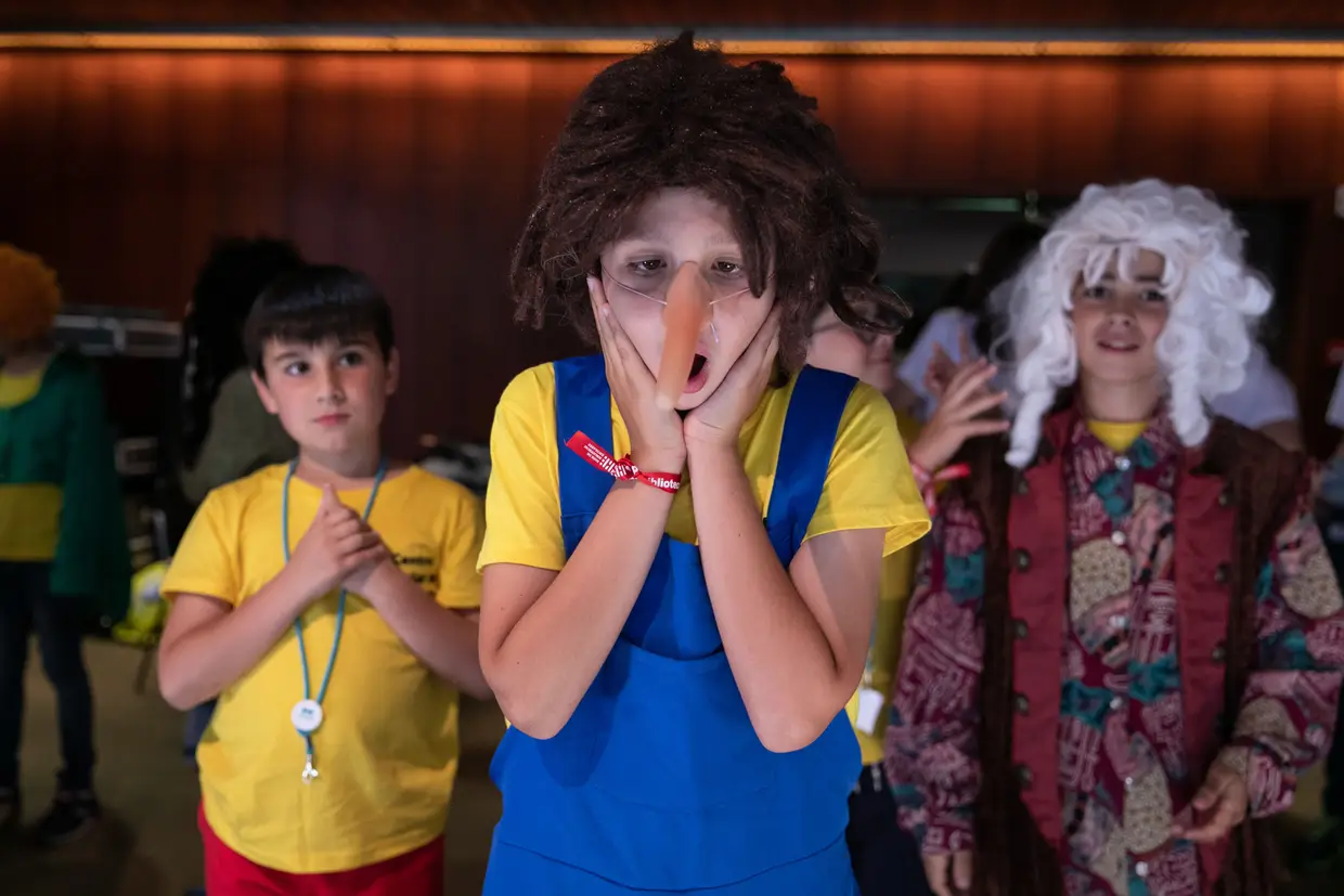 Alunos da Escola Básica de Gilmonde, Barcelos, preparando-se para entrar em cena