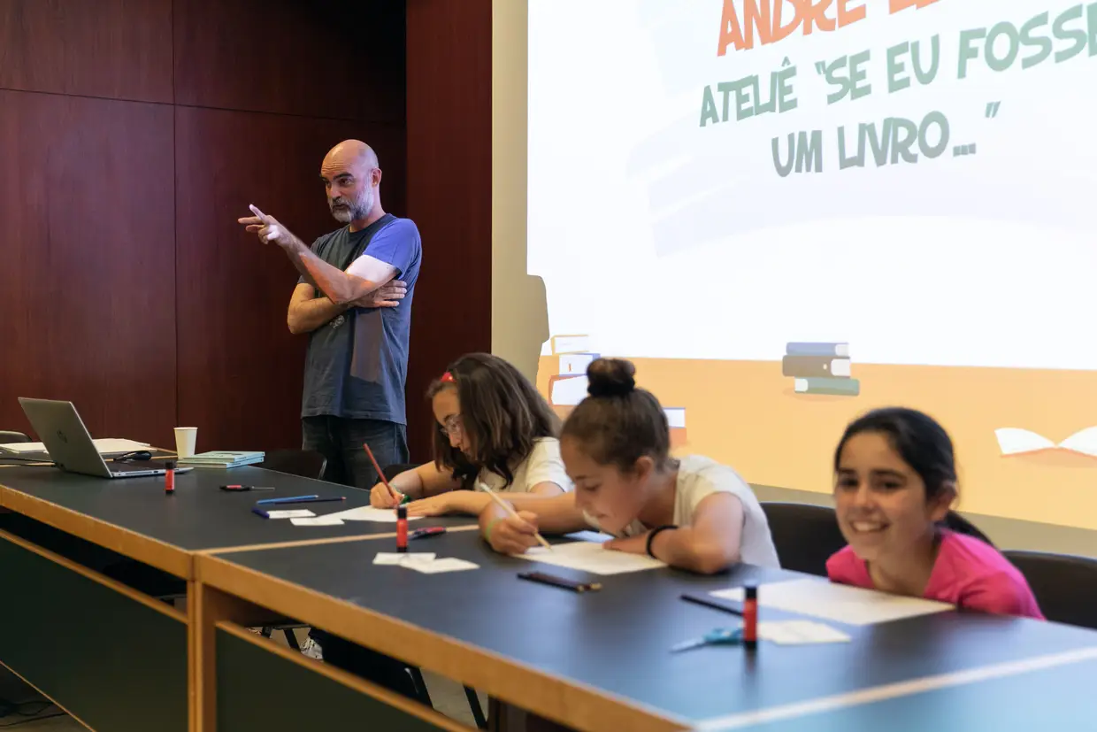 O ilustrador André Letria deu uma oficina de ilustração, na qual se aprendeu a contar uma história através de imagens