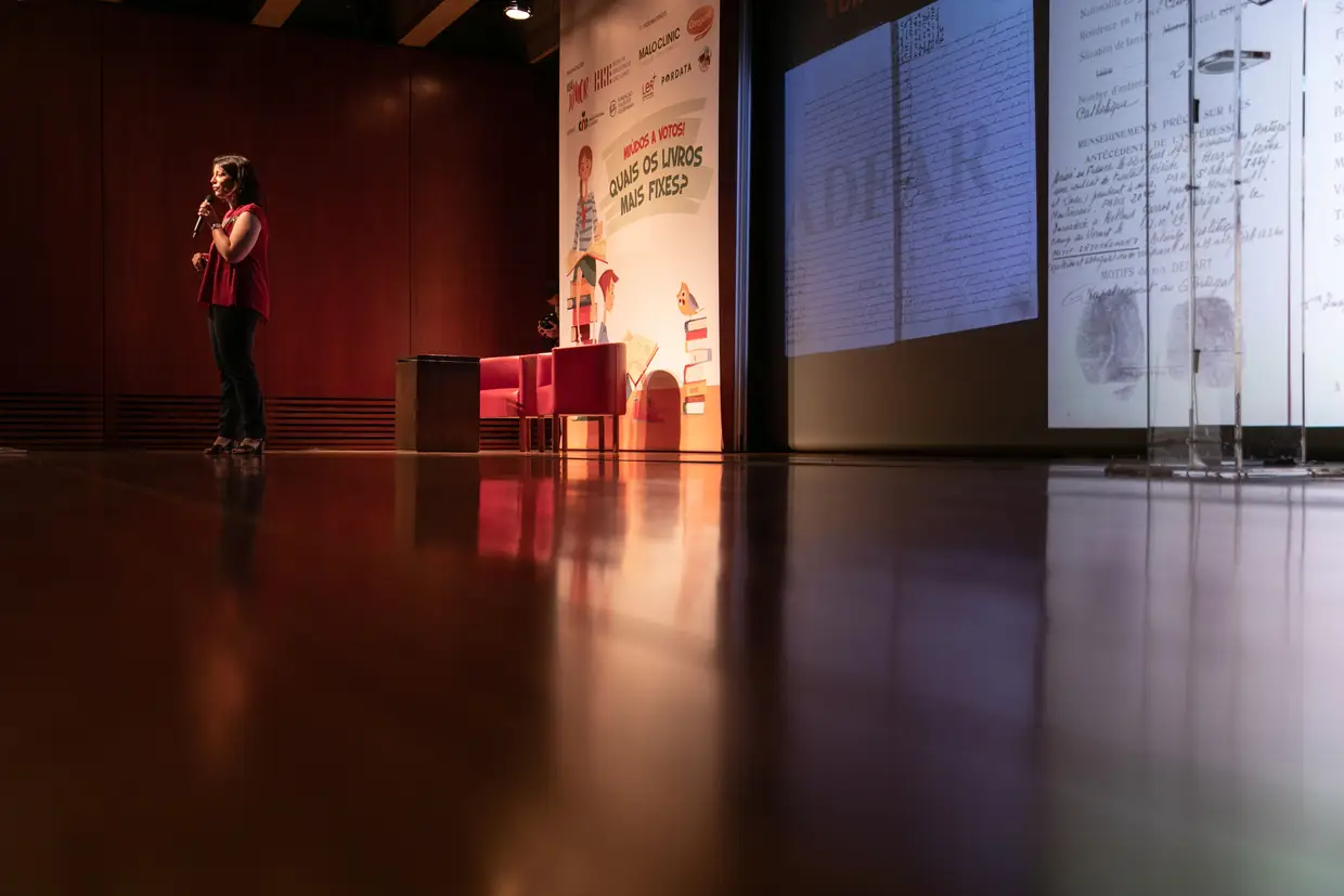 Cláudia Ninhos, historiadora, conversou com alunos do Secundário sobre a presença de portugueses nos campos de concentração nazis. Muitos dos livros a votos têm a Segunda Guerra Mundial como pano de fundo